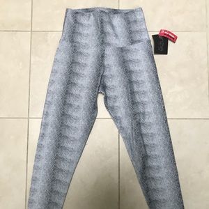 Onzie High wasted Capri NWT size XS